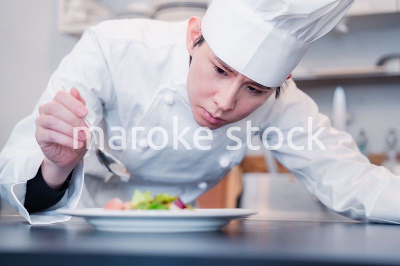 食材の盛り付けをするプロの料理人
