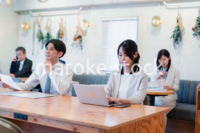 カフェで仕事をするビジネスパーソン