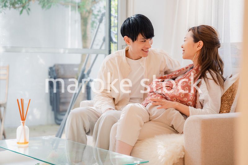 赤ちゃんに授乳をする母親とお父さん