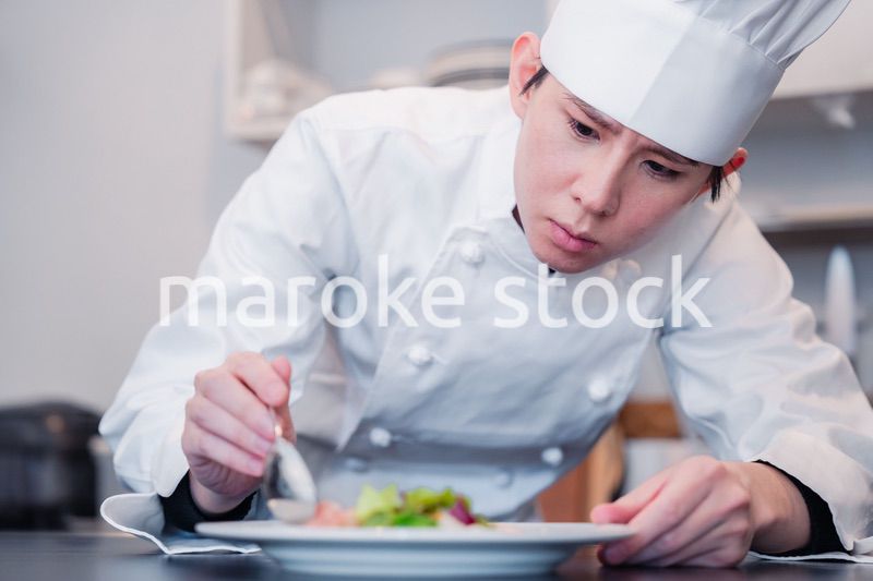 食材の盛り付けをするプロの料理人