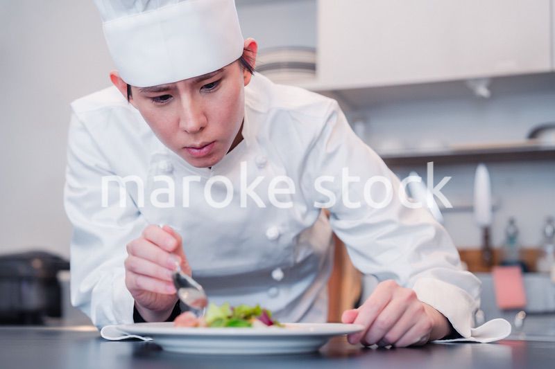 食材の盛り付けをするプロの料理人