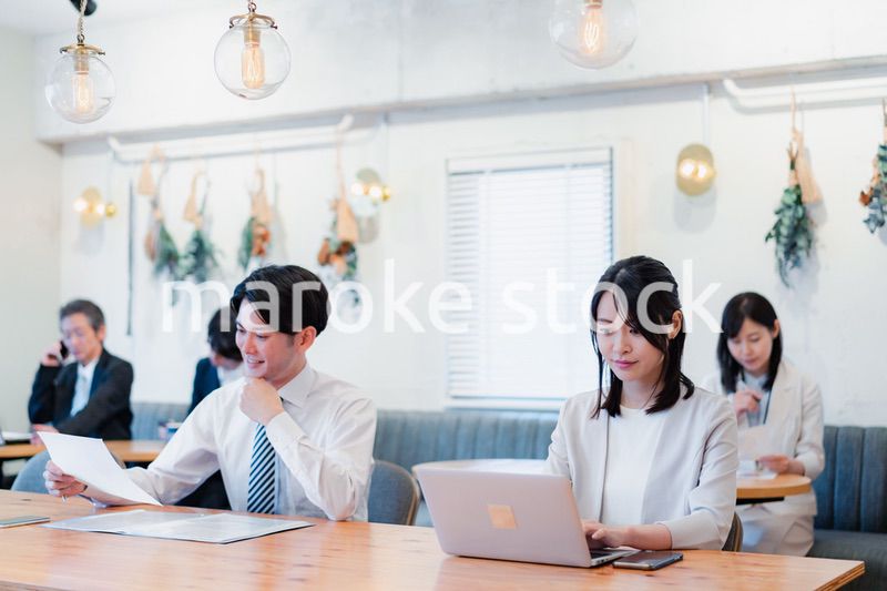 カフェで仕事をするビジネスパーソン