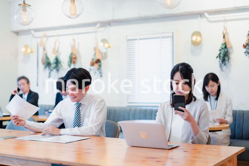 カフェで仕事をするビジネスパーソン