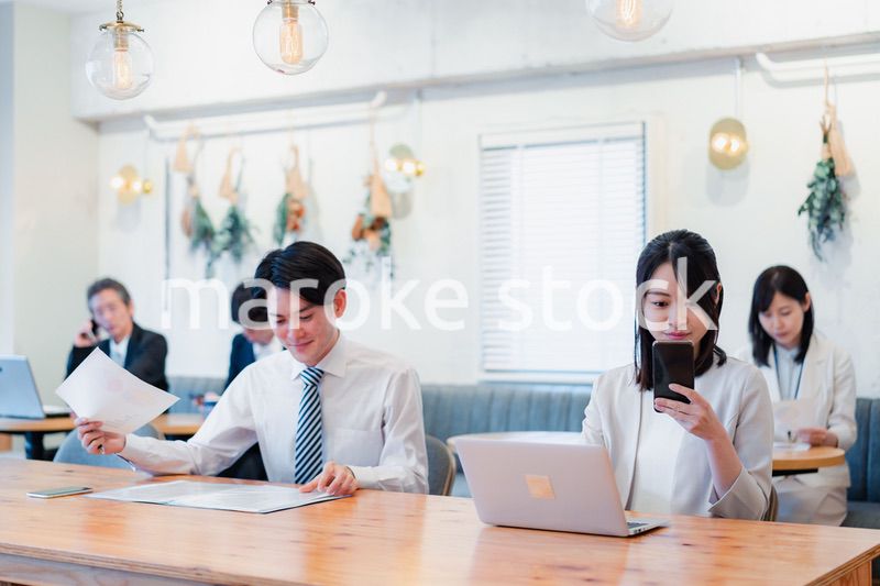 カフェで仕事をするビジネスパーソン