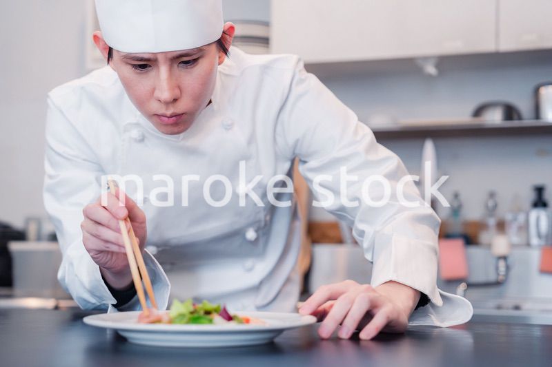 食材の盛り付けをするプロの料理人