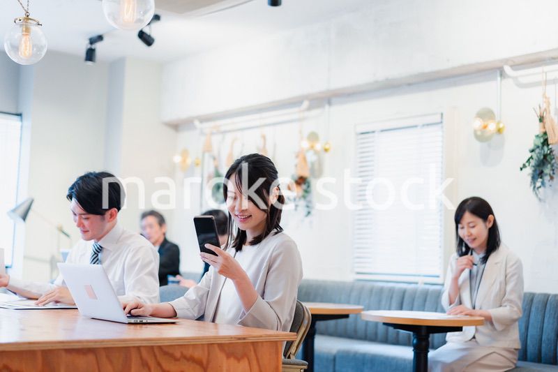 カフェで仕事をするビジネスパーソン