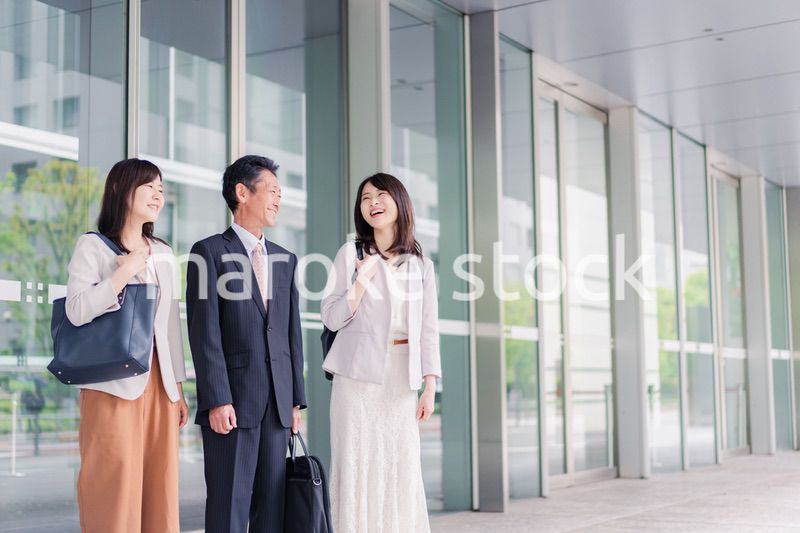 オフィス街を歩く営業のビジネスパーソン