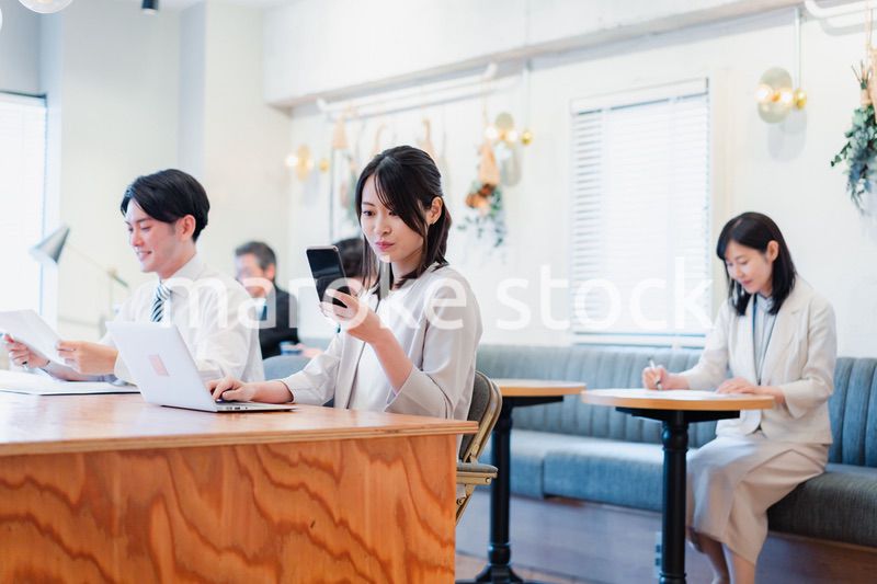 カフェで仕事をするビジネスパーソン