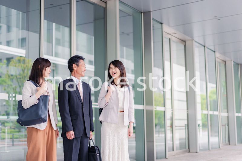 オフィス街を歩く営業のビジネスパーソン