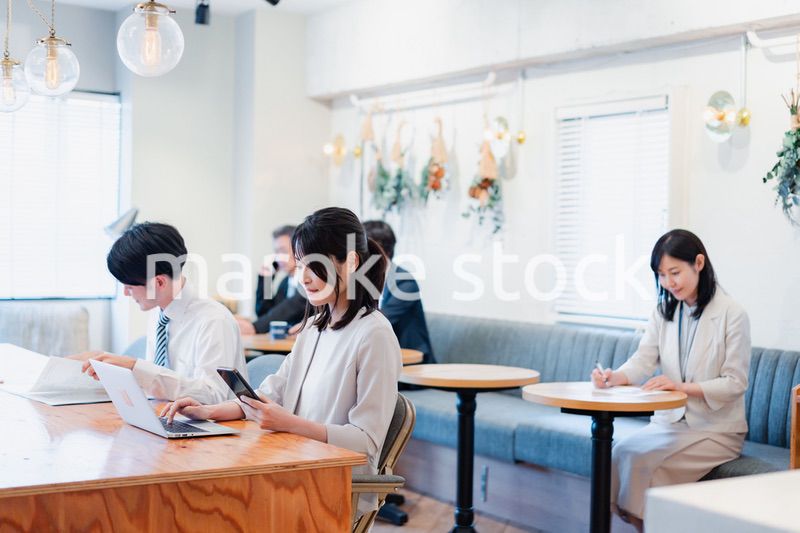 カフェで仕事をするビジネスパーソン