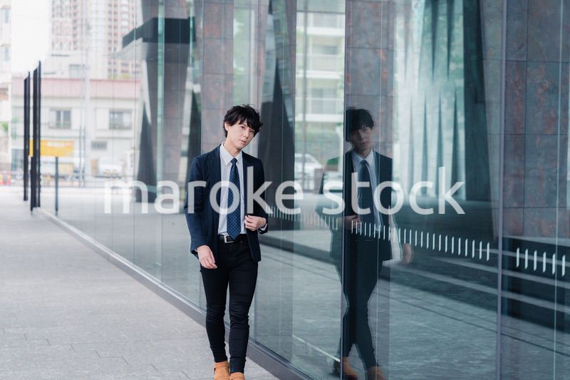 オフィスをさわやかに歩くビジネスマン