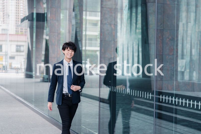 オフィスをさわやかに歩くビジネスマン
