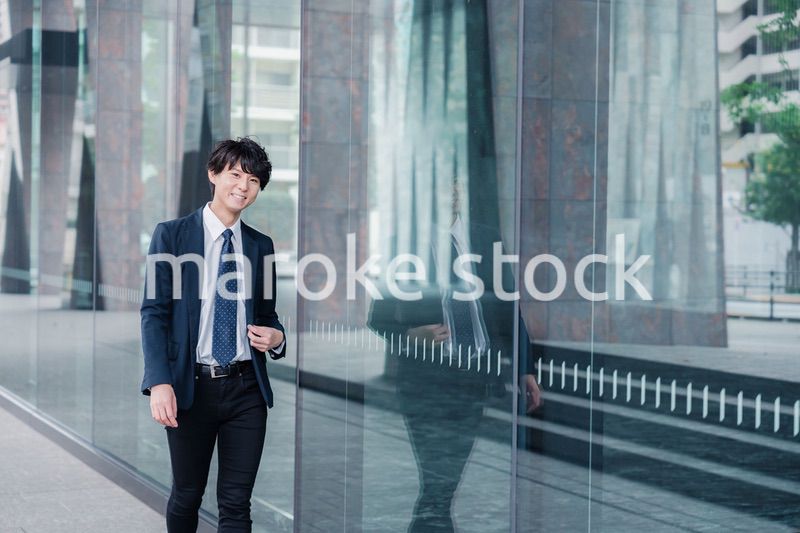 オフィスをさわやかに歩くビジネスマン