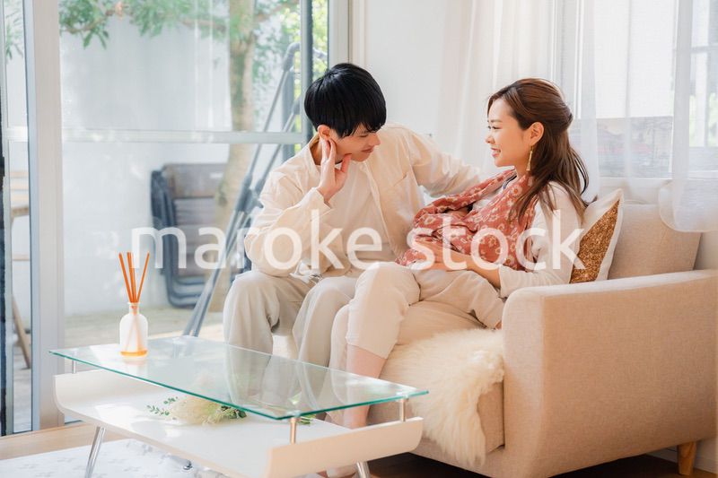 赤ちゃんに授乳をする母親とお父さん