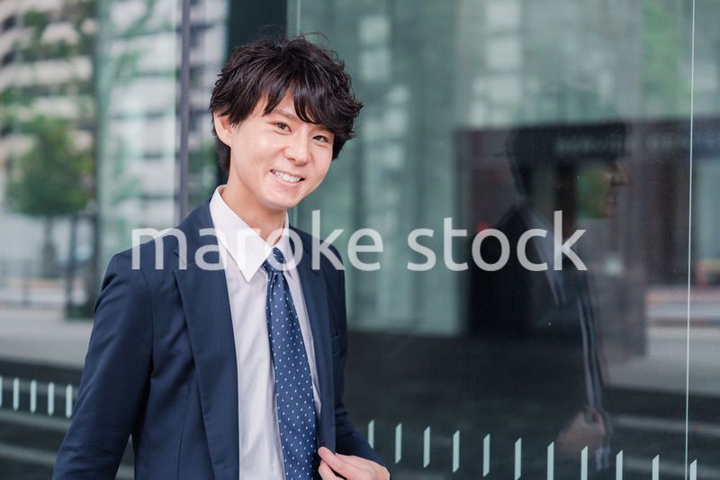 オフィスをさわやかに歩くビジネスマン