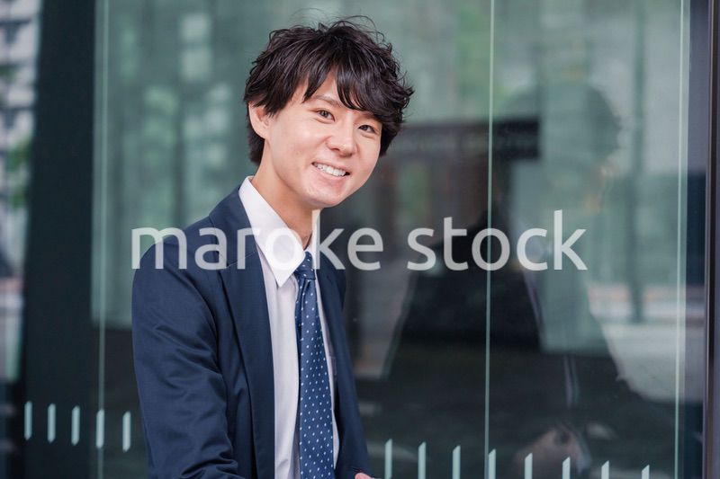 オフィスをさわやかに歩くビジネスマン