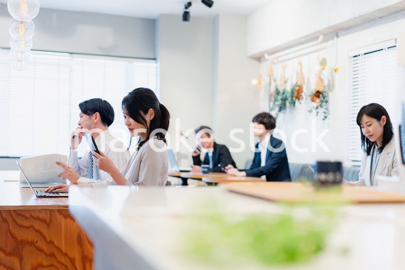 カフェで仕事をするビジネスパーソン