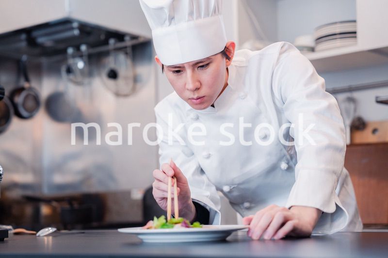 食材の盛り付けをするプロの料理人
