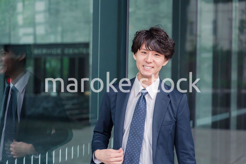 オフィスをさわやかに歩くビジネスマン