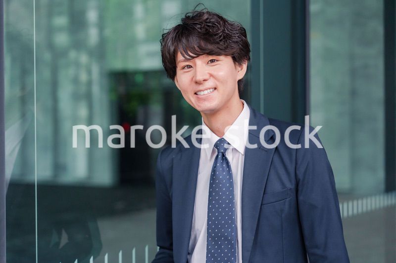 オフィスをさわやかに歩くビジネスマン