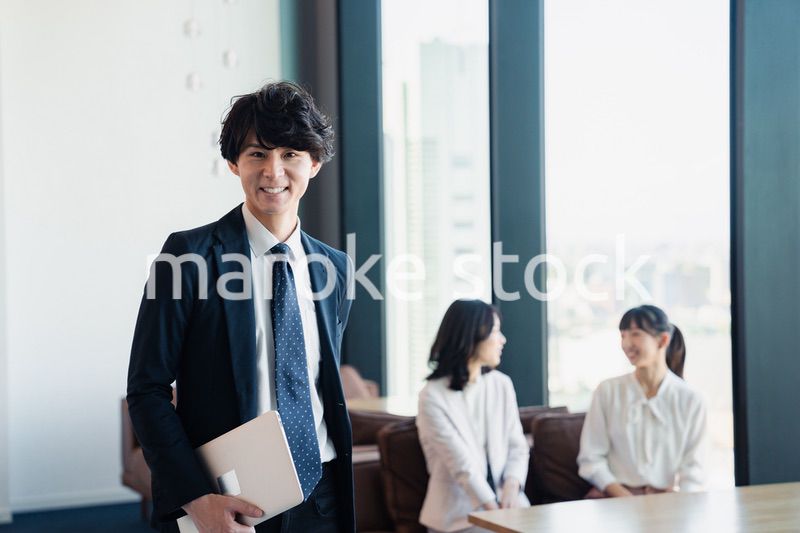 オフィスで働くビジネスパーソン