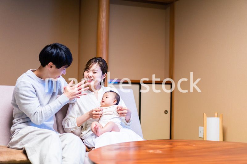 赤ちゃんと温泉旅行を楽しむ若いファミリー