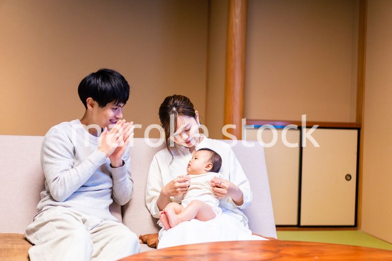 赤ちゃんとレジャーに出かけるファミリー