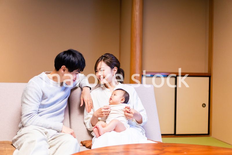 赤ちゃんとレジャーに出かけるファミリー