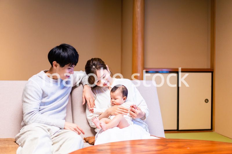 赤ちゃんとレジャーに出かけるファミリー