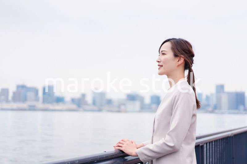 外の空気を感じながら歩くビジネスウーマン