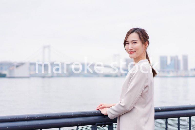 外の空気を感じながら歩くビジネスウーマン