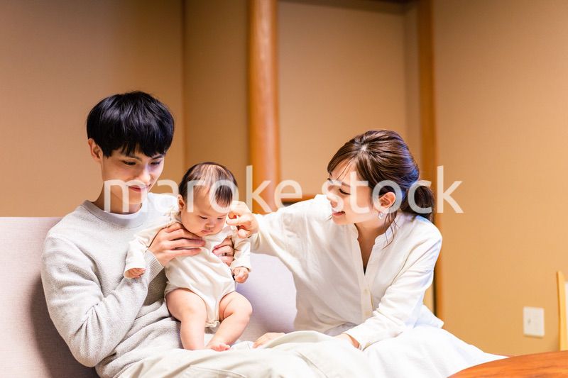 赤ちゃんとレジャーに出かけるファミリー