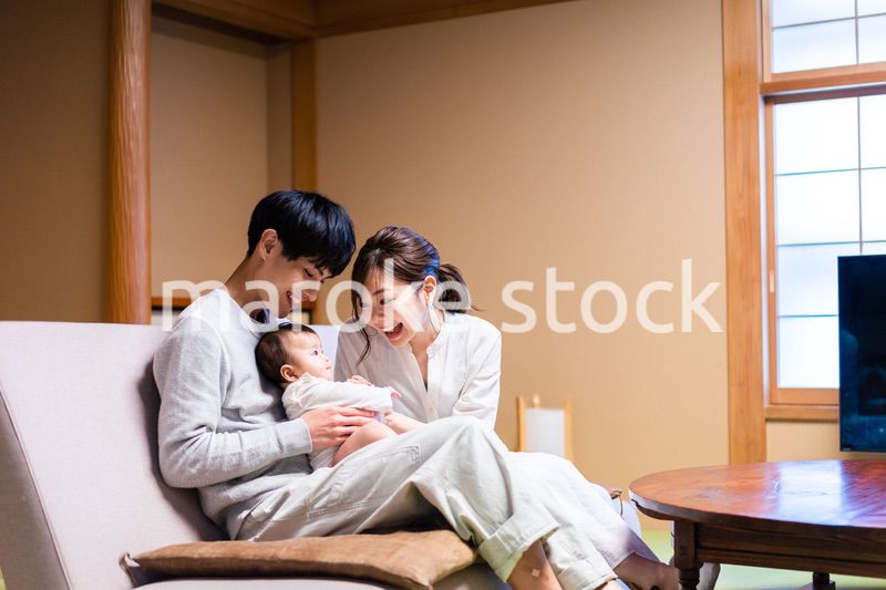 赤ちゃんと温泉旅行を楽しむ若いファミリー