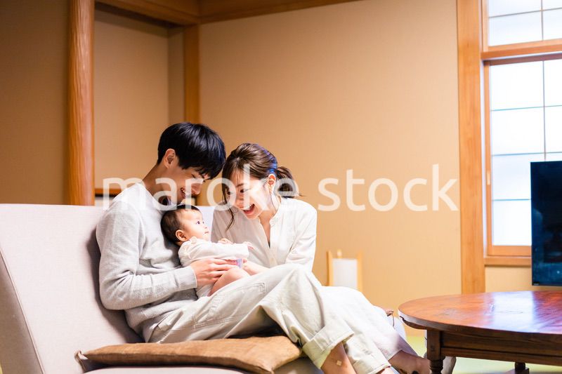 赤ちゃんとレジャーに出かけるファミリー