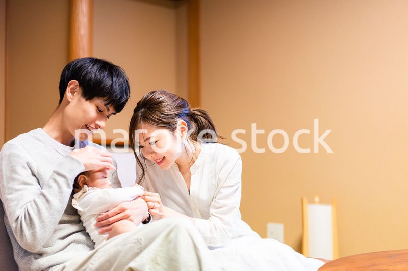 赤ちゃんとレジャーに出かけるファミリー