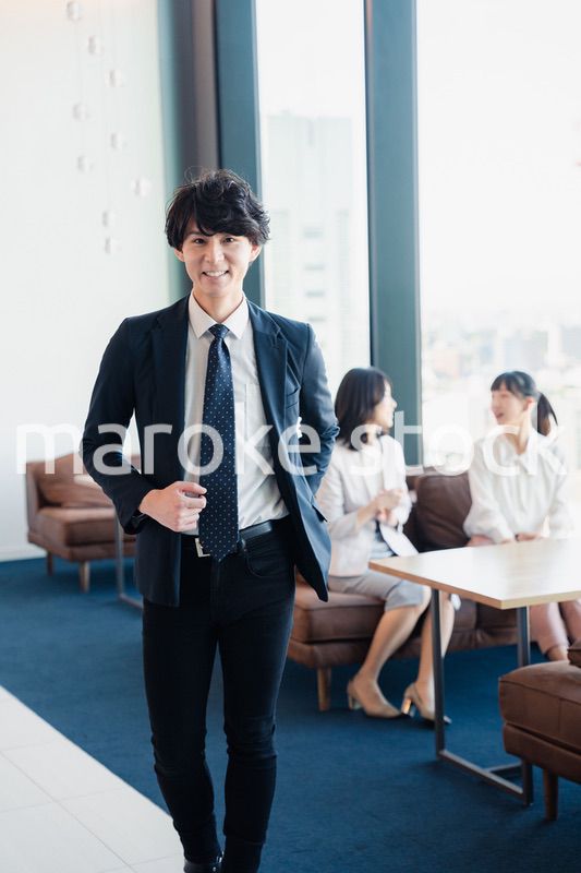 オフィスで働くビジネスパーソン