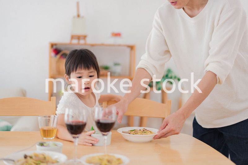 娘と仲良くご飯を食べるパパ