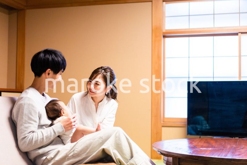 赤ちゃんとレジャーに出かけるファミリー