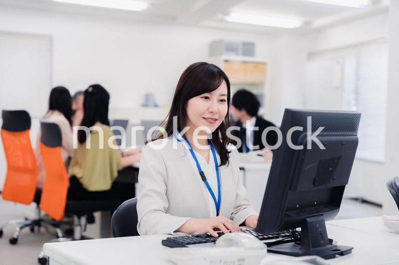 オフィスで楽しく働くビジネスパーソン