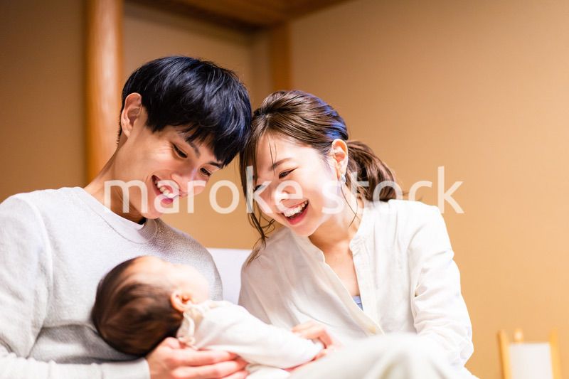 赤ちゃんとレジャーに出かけるファミリー