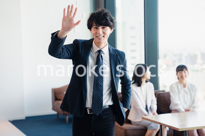 オフィスで働くビジネスパーソン