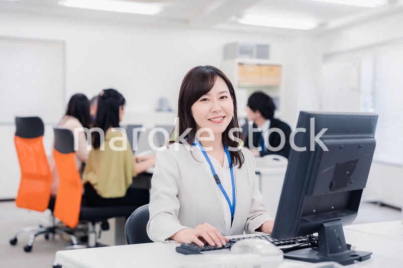 オフィスで楽しく働くビジネスパーソン