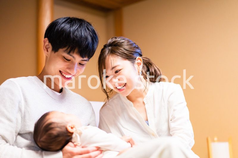 赤ちゃんとレジャーに出かけるファミリー