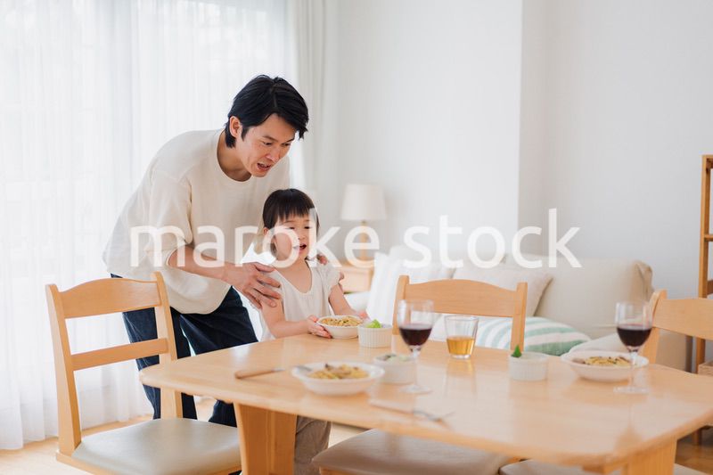 娘と仲良くご飯を食べるパパ