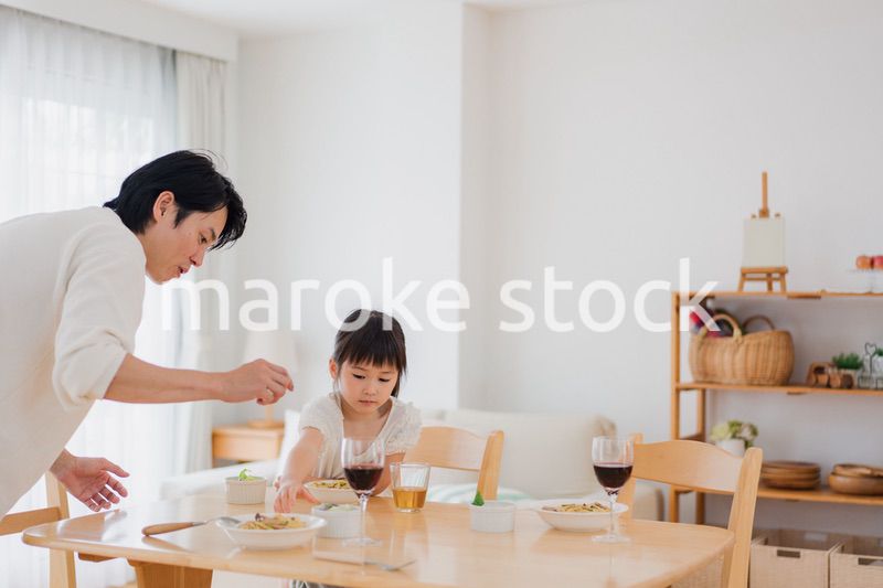 娘と仲良くご飯を食べるパパ