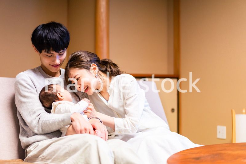 赤ちゃんとレジャーに出かけるファミリー