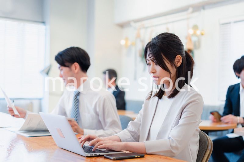 カフェで仕事をするビジネスパーソン