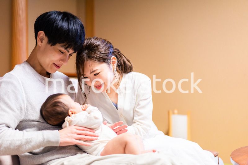 赤ちゃんとレジャーに出かけるファミリー