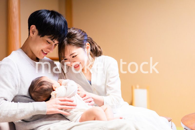 赤ちゃんとレジャーに出かけるファミリー