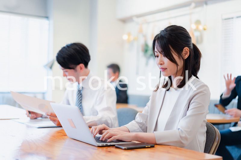 カフェで仕事をするビジネスパーソン